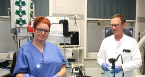 In der Endoskopie des Klinikums Solingen: Prof. Dr. Boris Pfaffenbach, Chefarzt der Medizinischen Klinik I, und Stefanie Heußen-Sürig, plflegerische Leiterin der Endoskopie. (Archivfoto: © Bastian Glumm)
