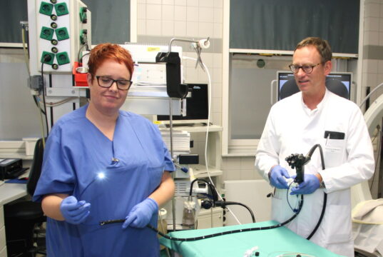 In der Endoskopie des Klinikums Solingen: Prof. Dr. Boris Pfaffenbach, Chefarzt der Medizinischen Klinik I, und Stefanie Heußen-Sürig, plflegerische Leiterin der Endoskopie. (Archivfoto: © Bastian Glumm)
