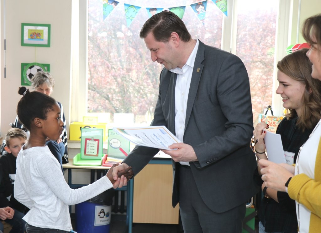 56 Schülerinnen und Schüler der Grundschule Weyer wurden am Freitag zu "Energiespardetektiven" ernannt. Von Oberbürgermeister Tim Kurzbach gab es sogar Urkunden. (Foto: © Bastian Glumm)