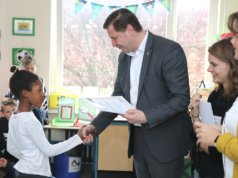 56 Schülerinnen und Schüler der Grundschule Weyer wurden am Freitag zu "Energiespardetektiven" ernannt. Von Oberbürgermeister Tim Kurzbach gab es sogar Urkunden. (Foto: © Bastian Glumm)