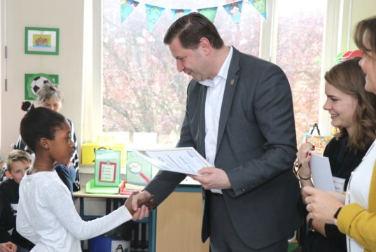 56 Schülerinnen und Schüler der Grundschule Weyer wurden am Freitag zu "Energiespardetektiven" ernannt. Von Oberbürgermeister Tim Kurzbach gab es sogar Urkunden. (Foto: © Bastian Glumm)