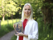 Mit Engelsklinge – Tödlicher Schlag veröffentlicht die Solinger Autorin Svitlana Glumm ihren ersten Roman – ein düsteres und spannungsgeladenes Urban-Fantasy-Abenteuer, das jetzt im Taschenbuchformat erhältlich ist. (Foto: © Bastian Glumm)