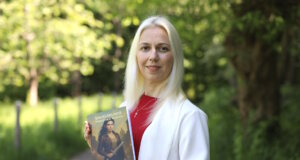Mit Engelsklinge – Tödlicher Schlag veröffentlicht die Solinger Autorin Svitlana Glumm ihren ersten Roman – ein düsteres und spannungsgeladenes Urban-Fantasy-Abenteuer, das jetzt im Taschenbuchformat erhältlich ist. (Foto: © Bastian Glumm)