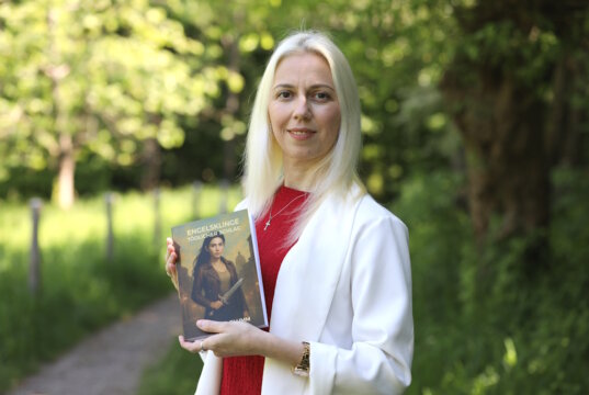 Mit Engelsklinge – Tödlicher Schlag veröffentlicht die Solinger Autorin Svitlana Glumm ihren ersten Roman – ein düsteres und spannungsgeladenes Urban-Fantasy-Abenteuer, das jetzt im Taschenbuchformat erhältlich ist. (Foto: © Bastian Glumm)