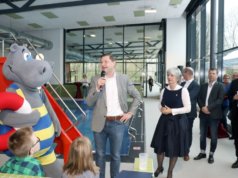 Oberbürgermeister Tim Kurzbach mit Kirsten Olsen-Buchkremer, Geschäftsführerin der Solinger Bädergesellschaft, am Samstag bei der Eröffnung des neuen Familienbads Vogelsang. (Foto: © Bastian Glumm)