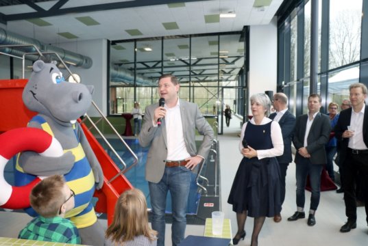 Oberbürgermeister Tim Kurzbach mit Kirsten Olsen-Buchkremer, Geschäftsführerin der Solinger Bädergesellschaft, am Samstag bei der Eröffnung des neuen Familienbads Vogelsang. (Foto: © Bastian Glumm)