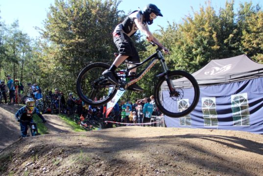 Zahlreiche Mountainbiker nahmen am Sonntag den neuen Klingentrail im Bärenloch im Sturm. Der Parcours wurde feierlich eröffnet. (Foto: © Bastian Glumm)