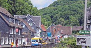 Im Zuge der aktuell laufenden Kanalbauarbeiten in Unterburg an der Eschbachstraße muss die Mühlendammbrücke vom 10. bis zum 14. Juli gesperrt werden. (Foto: © Tim Oelbermann)