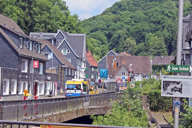Im Zuge der aktuell laufenden Kanalbauarbeiten in Unterburg an der Eschbachstraße muss die Mühlendammbrücke vom 10. bis zum 14. Juli gesperrt werden. (Foto: © Tim Oelbermann)