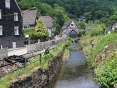 In den kommenden Tagen werden Vorbereitungen getroffen, damit der Eschbach im Baugebiet durch Rohre geführt und somit im trockenen Bachbett gearbeitet werden kann. (Foto: © Tim Oelbermann)