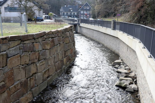 Nach jahrelanger Sanierungszeit fließt der Eschbach wieder in geordneten Bahnen durch Unterburg. (Foto: © Bastian Glumm)