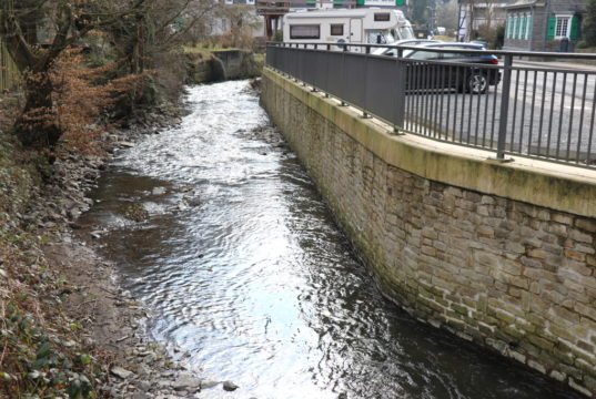 Altbestand-Ufermauern am Eschbach in Unterburg sind von Unterspülungen betroffen. Der Wupperverband führt ab kommender Woche Reparaturarbeiten durch. (Foto: © Bastian Glumm)