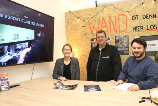 Wollen das Thema eSport in Solingen nach vorne bringen: v.li. Lisa Draeger (Wirtschaftsförderung Solingen), Gerrit Kremer (1. Vorsitzender eSport-Club Solingen e.V.) und Phil Derichs (Startups & Coworking Gründer- und Technologiezentrum Solingen). (Foto: © Bastian Glumm)