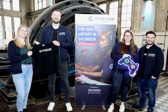 Das Team von Solingen.Business lädt am 15. März zur zweiten E-Sport Convention in die Alte Maschinenhalle ein: v.li. Franziska Schürr, Marius Borkenhagen, Laura Voß und Phil Derichs. (Foto: © Bastian Glumm)