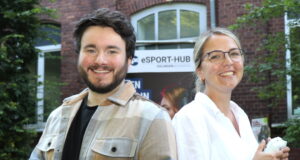 Lisa Draeger und Phil Derichs von Solingen.Business wollen mit dem "eSport-Hub Solingen" allen Akteuren eine Möglichkeit zur Vernetzung und eine Informationsplattform bieten. (Foto: © Bastian Glumm)