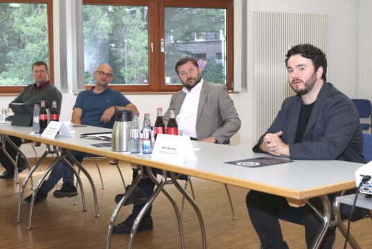 Stellten jetzt den neu gegründeten „eSport Club Solingen e.V.“ vor: v.li. Gerrit Kremer (1. Vorsitzender eSport-Club Solingen e.V.), Frank Balkenhol (Geschäftsführer Wirtschaftsförderung Solingen und Gründer- und Technologiezentrum Solingen), Oberbürgermeister Tim Kurzbach und Phil Derichs (Startups & Coworking Gründer- und Technologiezentrum Solingen). (Foto: © Bastian Glumm)