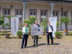 Ariane Bischoff (v.l.), Matthias Sinn und Sven Heuermann freuen sich über die Auszeichnung. (Foto: © eea)