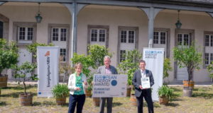 Ariane Bischoff (v.l.), Matthias Sinn und Sven Heuermann freuen sich über die Auszeichnung. (Foto: © eea)