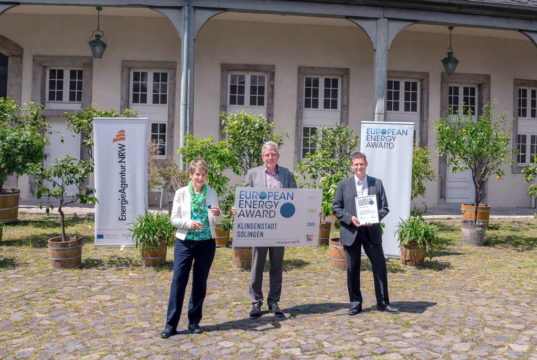 Ariane Bischoff (v.l.), Matthias Sinn und Sven Heuermann freuen sich über die Auszeichnung. (Foto: © eea)