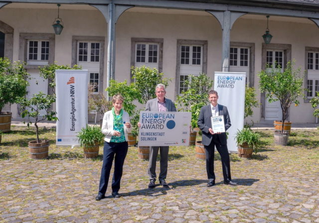 Ariane Bischoff (v.l.), Matthias Sinn und Sven Heuermann freuen sich über die Auszeichnung. (Foto: © eea)