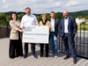 Präsentieren den European Energy Award: v.li. Marie Mostert (Stadtdienst Natur und Umwelt), Oberbürgermeister Tim Kurzbach, Ariane Bischoff (Stableiterin Nachhaltigkeit und Klimaschutz), Sven Heuermann (Klinikum Solingen) und Achim Willke (Wirtschaftsförderung). (Foto: © Daniel Rüsseler)