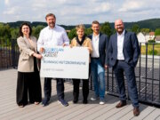 Präsentieren den European Energy Award: v.li. Marie Mostert (Stadtdienst Natur und Umwelt), Oberbürgermeister Tim Kurzbach, Ariane Bischoff (Stableiterin Nachhaltigkeit und Klimaschutz), Sven Heuermann (Klinikum Solingen) und Achim Willke (Wirtschaftsförderung). (Foto: © Daniel Rüsseler)