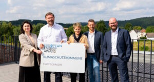 Präsentieren den European Energy Award: v.li. Marie Mostert (Stadtdienst Natur und Umwelt), Oberbürgermeister Tim Kurzbach, Ariane Bischoff (Stableiterin Nachhaltigkeit und Klimaschutz), Sven Heuermann (Klinikum Solingen) und Achim Willke (Wirtschaftsförderung). (Foto: © Daniel Rüsseler)