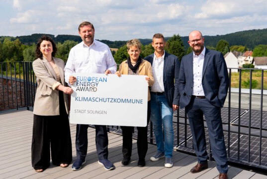 Präsentieren den European Energy Award: v.li. Marie Mostert (Stadtdienst Natur und Umwelt), Oberbürgermeister Tim Kurzbach, Ariane Bischoff (Stableiterin Nachhaltigkeit und Klimaschutz), Sven Heuermann (Klinikum Solingen) und Achim Willke (Wirtschaftsförderung). (Foto: © Daniel Rüsseler)