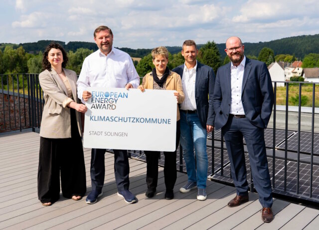 european-energy-award-solingen Präsentieren den European Energy Award: v.li. Marie Mostert (Stadtdienst Natur und Umwelt), Oberbürgermeister Tim Kurzbach, Ariane Bischoff (Stableiterin Nachhaltigkeit und Klimaschutz), Sven Heuermann (Klinikum Solingen) und Achim Willke (Wirtschaftsförderung). (Foto: © Daniel Rüsseler)