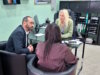Colibri Bildung und die EVB Training GmbH stellten am Freitag Weiterbildungen, Coachings und Sprachkurse vor. Dabei wurden einige Einzelgespräche geführt. (Foto: © Bastian Glumm)