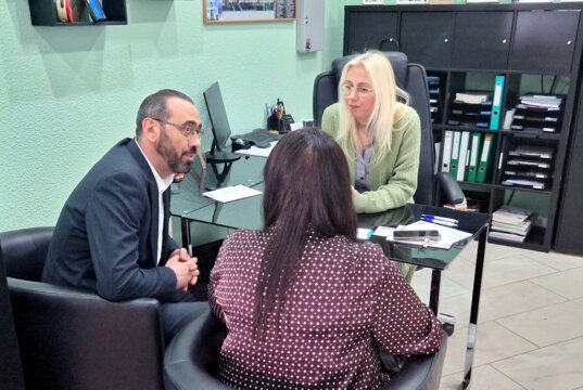 Colibri Bildung und die EVB Training GmbH stellten am Freitag Weiterbildungen, Coachings und Sprachkurse vor. Dabei wurden einige Einzelgespräche geführt. (Foto: © Bastian Glumm)