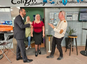 In lockerer Atmosphäre bei Kaffee und Kuchen informierten sich am vergangenen Freitag zahlreiche Interessierte über die Angebote von Colibri Bildung und der EVB Training GmbH. (Foto: © EVB Training)