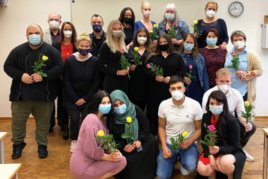 Nach drei Jahren Ausbildung konnten 14 Frauen und drei Männer den Abschluss ihrer Ausbildung in der Altenpflege am St. Joseph Fachseminar für Altenpflege feiern. (Foto: © Lisa Tamms/Kplus Gruppe)