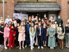36 frisch examinierte Gesundheits- und Krankenpfleger und -pflegerinnen beenden erfolgreich ihre Ausbildung am Katholischen Bildungszentrum Haan. (Foto: © Lisa Tamms/Kplus Gruppe)