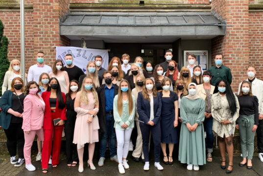 36 frisch examinierte Gesundheits- und Krankenpfleger und -pflegerinnen beenden erfolgreich ihre Ausbildung am Katholischen Bildungszentrum Haan. (Foto: © Lisa Tamms/Kplus Gruppe)