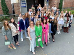 43 examinierte Gesundheits- und Krankenpfleger nahmen jetzt ihre Abschlussurkunde in der katholischen Kirche St. Mariä Empfängnis in Solingen entgegen. Den praktischen Teil ihrer Ausbildung absolvierten sie im St. Josef Krankenhaus Haan, im St. Josefs Krankenhaus Hilden, in der St. Lukas Klinik Solingen sowie im St. Martinus Krankenhauses in Langenfeld. (Foto: © Julia Severing/Kplus Gruppe)