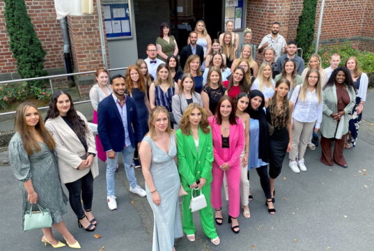 43 examinierte Gesundheits- und Krankenpfleger nahmen jetzt ihre Abschlussurkunde in der katholischen Kirche St. Mariä Empfängnis in Solingen entgegen. Den praktischen Teil ihrer Ausbildung absolvierten sie im St. Josef Krankenhaus Haan, im St. Josefs Krankenhaus Hilden, in der St. Lukas Klinik Solingen sowie im St. Martinus Krankenhauses in Langenfeld. (Foto: © Julia Severing/Kplus Gruppe)