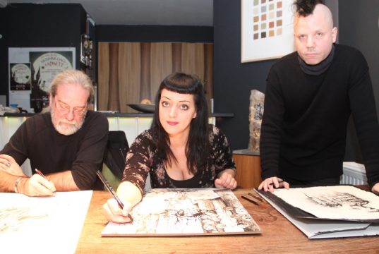 Stellen im Rahmen ihres „EyE:Project“ auf der Ausstellung "Creators of Legends" in Mexico City aus: v.li. Ingo Schleutermann, Janine Werner und Marcel Lamour. (Foto: © B. Glumm)