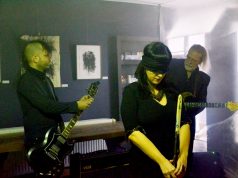 Elektronische Klänge, Nebelschwaden, dämmeriges Licht. Die Stimmung bei der Live Performance ist an die Werke von HR Giger angelehnt und beeindruckend umgesetzt. Der Schweizer Künstler hat sich in der Dunklen Szene einen Namen gemacht. (Foto: © M. Hörle)