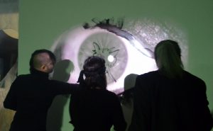 Das Künstlerkollektiv Eye:Project (v. li. Marcel Lamour, Janine Werner, Ingo Schleutermann) bei ihrem ersten gemeinsamen Werk. Jeden Sonntag wird daran weiter gearbeitet. Bis zur Finissage soll es fertig sein. (Foto: © M. Hörle)