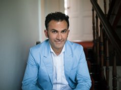 Auf dem Podium wird am 29. Oktober auch Fatih Cevikkollu sitzen. Der Kölner Kabarettist wird zu Beginn einen ebenso humorvollen wie spitzfindigen Impuls über "typische Ausländer und andere Deutsche" geben. (Foto: © Tolga Talas)