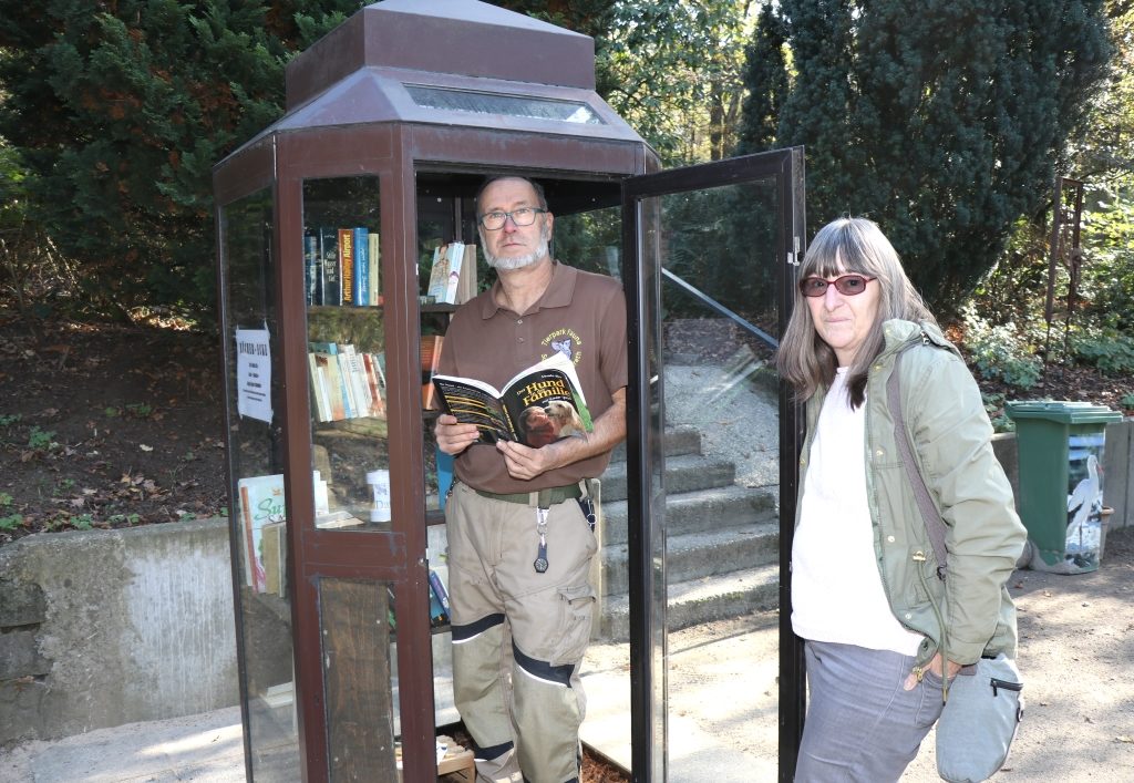 Nahmen jetzt den neuen Bücherschrank in Betrieb und hoffen auf ganz viele Nutzer: Vera Schramm, Geschäftsführerin der Fauna, und Landschaftsgärtner Dirk Groß. (Foto: © Bastian Glumm)