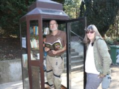 Nahmen jetzt den neuen Bücherschrank in Betrieb und hoffen auf ganz viele Nutzer: Vera Schramm, Geschäftsführerin der Fauna, und Landschaftsgärtner Dirk Groß. (Foto: © Bastian Glumm)