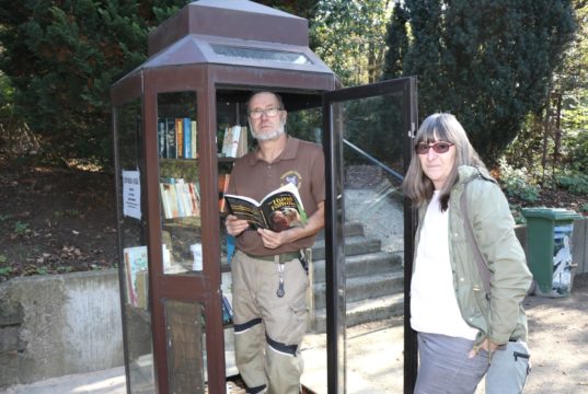 Nahmen jetzt den neuen Bücherschrank in Betrieb und hoffen auf ganz viele Nutzer: Vera Schramm, Geschäftsführerin der Fauna, und Landschaftsgärtner Dirk Groß. (Foto: © Bastian Glumm)