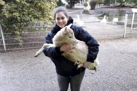Fauna-Auszubildende Lara Kersten mit Jungtier "Anna", die eine Vergiftung mit Eiben überstanden hat. (Foto: © Tierpark Fauna)