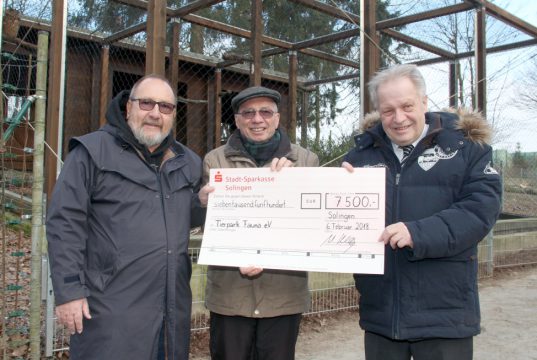 Freuen sich, Uhus und Schnee-Eulen eine neue Voliere ermöglicht zu haben: v.li. Die Fauna-Vorstände Ulrich Schramm und Gerd Postelmann mit Uwe Hindrichs, Leiter der Sparkassen-Geschäftsstelle Gräfrath. (Foto: © Bastian Glumm)