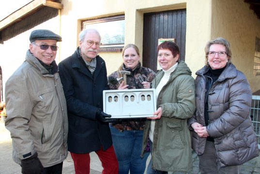 Wollen etwas für die Spatzenpopulation tun und das nicht nur in der Fauna: v.li. Fauna-Vorstand Gerd Postelmann, Enrique Pless, Vorsitzender des Beirates bei der unteren Naturschutzbehörde, Christina Farke, zoologische Leiterin der Fauna, Marita Klause vom Stadtdienst Natur und Umwelt und Edeltraud Krüger vom NABU Stadtverband. (Foto: © Bastian Glumm)