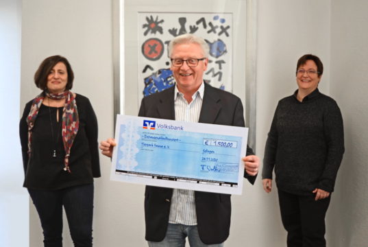 Die Firma Ars Consulendi hat einen Betrag in Höhe von 1.500 Euro an den Tierpark Fauna gespendet, Geschäftsführer Frank Wolter überreichte den Scheck. An seiner Seite: Rosemarie Arzenti-Kirchner (li.) und Tanja Zielke. (Foto: © Ars Consulendi)