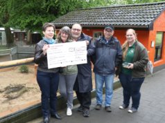 Freuen sich, das "Wohnzimmer" der Erdmännchen in der Fauna auf Vordermann gebracht zu haben: v.li. Monika Tönnies von der Giossi-Stiftung, die Fauna-Vorstände Vera Schramm, Ulrich Schramm und Gerd Postelmann sowie die zoologische Leiterin Christina Farke. (Foto: © Bastian Glumm)