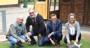 Haben jetzt offiziell das neue Kaninchen-Gehege in der Fauna eingeweiht: v.li. Die Fauna-Vorstände Gerd Postelmann und Ulrich Schramm mit Martin Idelberger und Franziska Klötzer von der Stadt-Sparkasse Solingen, die das Projekt mit 7.500 Euro unterstützte. (Foto: © Bastian Glumm)
